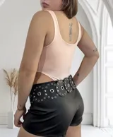 Body rosado de breteles con escote cuadrado y corte cavado en la cadera.