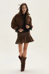 Campera de denim con acabado aterciopelado, de calce amplio y diseño moderno con mangas anchas y puños elásticos.