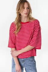 Remera oversize de manga corta a rayas horizontales en tonos rojo y rosado, con cuello redondo.