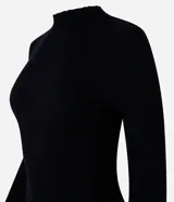 Blusa de manga larga confeccionada en punto ligero con textura diferenciada. Presenta un diseño ajustado al cuerpo y cuello alto.