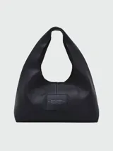 Bolso de hombro Marc Jacobs modelo The Sack, confeccionado en cuero negro con textura granulada. Presenta el nombre del modelo y la marca grabados en relieve en el frente. Diseño minimalista y espacioso con correa integrada al cuerpo del bolso.