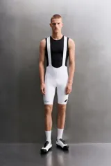 Culotte corto de ciclismo Zara Athleticz de color negro, confeccionado en tejido elástico ligero, con tirantes elásticos blancos, costuras flatlock antiabrasión y badana ergonómica.