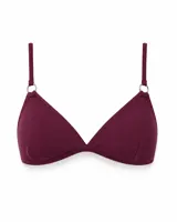 Top de bikini triangular color bordó con argollas metálicas en la unión de los breteles.
