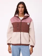 Campera con capucha de diseño combinado en bloques de color. Presenta una sección superior en pana rosada, una franja central en nylon marrón con logo de la marca y cuerpo inferior y mangas en tejido sherpa color crema. Incluye cierre frontal y bolsillos laterales.