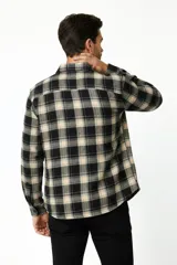 Sobrecamisa de franela a cuadros en tonos marrón, tostado, naranja y blanco, de manga larga con cierre frontal de botones y un bolsillo en el pecho.