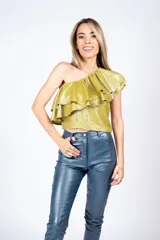 Top color verde oliva brillante, con un solo hombro y volados en la parte superior.