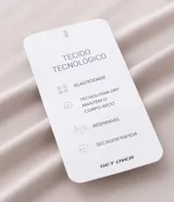Remera de hombre con tecnología dry, cuello redondo y mangas cortas. Presenta un diseño minimalista con estampado lettering 1921 en el pecho y detalle de textura en los hombros.