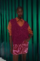 Minifalda de jean color rosa con estampado abstracto en color borgoña.