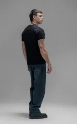 Remera de calce slim fit, confeccionada en jersey de algodón, con cuello redondo y mangas cortas con terminación en rib.
