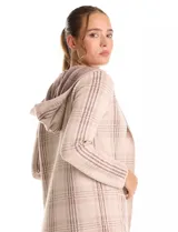 Cardigan abierto con capucha, confeccionado en tejido de punto con estampado de cuadros. Presenta mangas largas y dos bolsillos frontales aplicados.