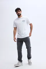 Remera blanca Brooksfield de manga corta y fit regular, con estampa en la espalda en tonos celestes y oscuros.