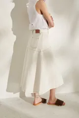 Falda larga de jean color marrón, de corte acampanado con costuras pespuntadas visibles y diseño de tiro medio.
