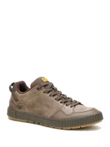 Sneakers Caterpillar modelo Axiom de color marrón, confeccionados en cuero encerado desgastado con cordones al tono y suela de goma texturizada. Presentan detalles de la marca en el lateral y en la lengüeta.
