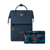 Mochila Cabaia modelo Adventurer Reykjavik, color azul con detalles en marrón. Tiene sistema MOLLE, compartimento acolchado para tablet o PC, correa para sujetar a la maleta y tirantes acolchados antitranspirantes. Vegana e impermeable.