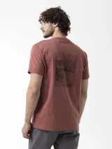 Remera Merrell de manga corta y cuello redondo, color salmón, con diseño liso y logo pequeño impreso en el pecho.