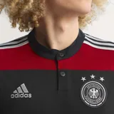 Camiseta de fútbol Adidas de la selección de Alemania, modelo visitante (Away) de 2014. Diseño de rayas horizontales anchas en color negro y rojo, con cuello mao abotonado y detalles de las franjas de Adidas en los hombros.