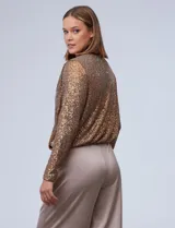 Blusa de fiesta color borgoña, marca Ninety, confeccionada en microtul bordado con lentejuelas. Tiene escote en V cruzado, ruedo elastizado y forro interno a tono.