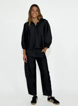 Pantalón de denim azul oscuro, corte recto, con bolsillos laterales y traseros.