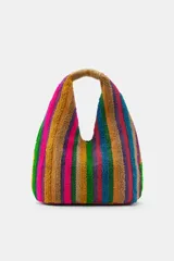 Bolso tipo tote bag confeccionado en yute 100%, con diseño de rayas verticales multicolor de textura esponjosa y asa de mano revestida en fibra natural. Cuenta con cierre de imán.