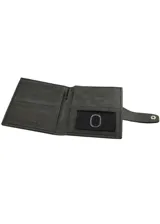 Porta pasaporte y billetera de cuero color marrón con cierre de tira y broche a presión. Presenta un diseño rectangular con costuras decorativas horizontales y un sutil logo grabado en la esquina inferior derecha.