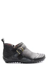 Bota baja de cuero negro con hebilla lateral y elástico en el tobillo.