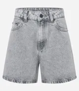 Short de jean celeste, corte mom, tiro alto, con bolsillos delanteros y traseros.