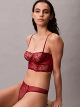 Sujetador balconette sin forro Calvin Klein, color rojo, confeccionado en encaje floral ligero con aros y tirantes ajustables.