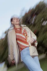 Sweater de punto jacquard con diseño de chevron en tonos celeste y marrón. Presenta cuello redondo, corte holgado y mangas largas con hombros abullonados.