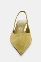 Zapato destalonado de ante color verde oliva, con diseño de punta fina y tacón kitten de 5,5 cm. Incluye tira trasera con elástico lateral para mayor ajuste.
