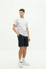 Remera de manga corta color lila, de corte regular, con logo estampado en el pecho.