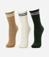Kit de tres pares de medias de caña alta con diseño deportivo, confeccionadas en tejido de algodón. Presentan un diseño liso con dos franjas horizontales en la parte superior de la caña.