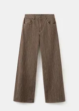 Jeans de corte recto y tiro medio, confeccionados en denim marrón con diseño de rayas verticales claras. Presenta bolsillos delanteros y traseros clásicos.