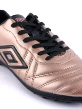 Championes Umbro modelo Touch TF para hombre, color negro, con capellada de PU texturizada y logo Umbro brillante en el lateral. Suela de caucho con tapones bajos para césped artificial o fútbol 5.