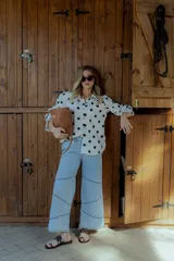 Cartera tipo canasto color marrón, con forma de cubo y diseño tejido. Incluye una bolsa interior de tela color chocolate con cierre.