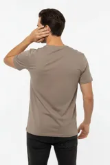 Remera de manga corta y cuello redondo, color blanco, de corte holgado, con estampa pequeña de un velero en el pecho.