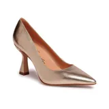 Zapato de tacón stiletto color dorado, con punta fina y tacón geométrico.
