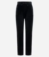 Pantalón de jogging de corte recto confeccionado en plush, con cintura elástica ajustable mediante cordón. Presenta un diseño minimalista y cómodo, ideal para uso diario.
