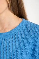 Chaleco sin mangas de tejido de punto color rosado pálido, con textura calada y acabado lurex, corte al cuerpo y cuello redondo.