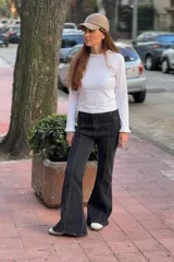 Jean oxford de tiro medio en color negro, con costuras a la vista y corte acampanado en la parte inferior.