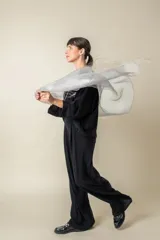 Chal de organza con tejido de lurex brillante, diseño ligero y traslúcido con terminación de flecos en los extremos.