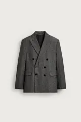 Blazer de corte relaxed fit con motivo de espiga, confeccionada en tejido con lana. Cuenta con cuello de solapas de muesca, manga larga con botones en los puños, bolsillos de vivo en el pecho y de solapa en la cadera, además de un bolsillo interior. Presenta un cierre frontal de botonadura cruzada.