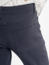 Pantalon de gabardina color azul marino, de corte regular y tiro medio. Cuenta con cinco bolsillos clásicos, cierre de botón y cremallera, y terminación recta.