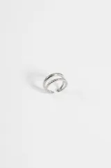 Anillo de acero quirúrgico plateado con diseño de doble banda, una lisa y otra trenzada, de medida ajustable.