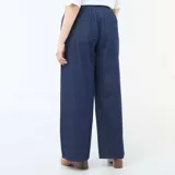 Pantalón jean de tiro bajo con corte ancho y pierna recta. Presenta un diseño de cinco bolsillos, cierre frontal y un cordón ajustable en la cintura.