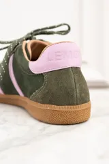 Zapatillas deportivas de gamuza color verde oliva con detalles en rosa pastel. Presentan tres tiras laterales en rosa pastel y la palabra "LEMON" en dorado.