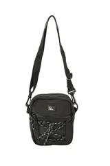 Morral negro de diseño compacto con compartimento principal con cierre, bolsillo frontal de malla con cordón elástico ajustable y parche con texto. Incluye correa regulable y extraíble.