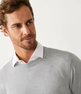Buzo de tejido de punto con cuello redondo, mangas largas y puños acanalados. Diseño liso y minimalista de la marca Marfinno.