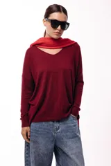 Sweater de punto color bordó con cuello en V y diseño de silueta relajada. Presenta mangas largas con puños acanalados y un calce holgado.
