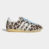 Championes Adidas modelo Japan con diseño de perfil bajo, exterior de cuero con acabado de pelo de poni y estampado animal print tipo jirafa. Presenta las icónicas tres tiras laterales en blanco, cordones en color celeste y suela de caucho en tono amarillento.