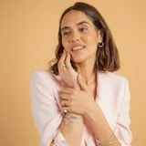 Brazalete tipo esclava de alambre redondo, fabricado en plata 925 con acabado pulido.